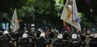 Tensioni e scontri con la polizia durante le manifestazioni a Belgrado
