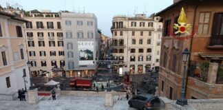 Roma, un’auto finisce sulla scalinata di Trinità dei Monti: l’intervento dei Vigili del Fuoco
