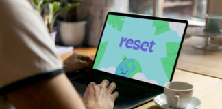 Reset e nuovo approccio al mercato dell’energia: un mix di tecnologia e sostenibilità notebook tazzina caffe