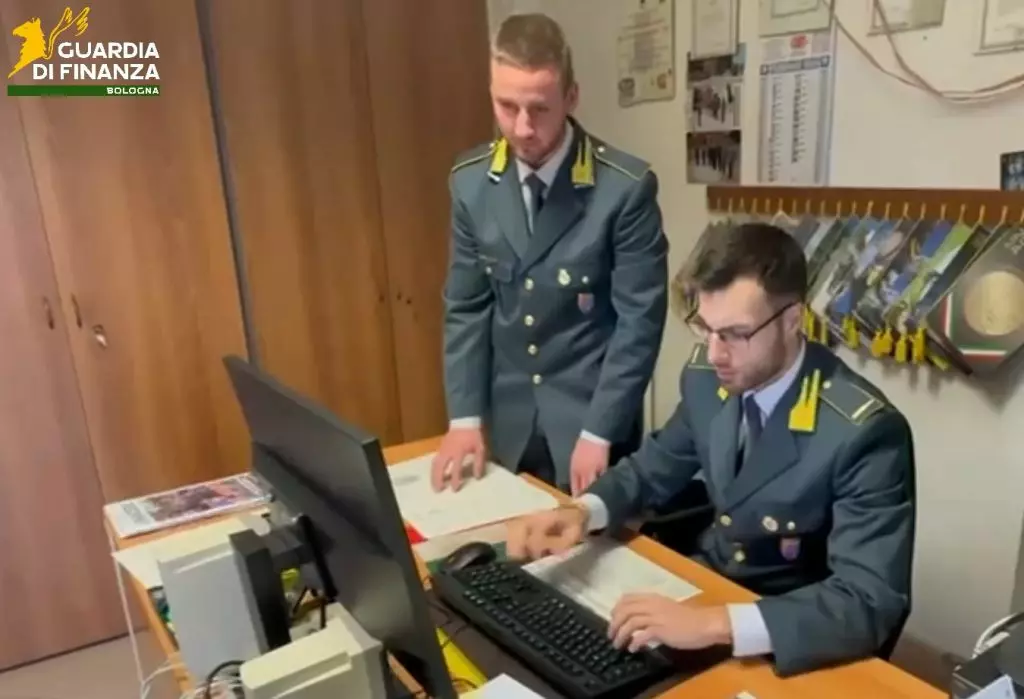 Bologna, traffico di stupefacenti via posta. Sequestro di 55 kg di droga Bologna, traffico di stupefacenti via posta. Sequestro di 55 kg di droga