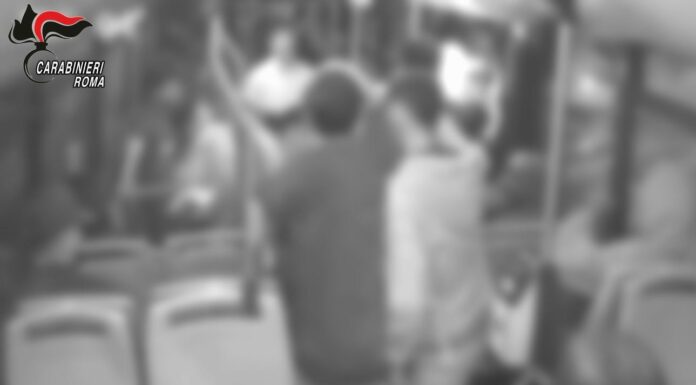 Aggressione razzista su un bus a Roma, misure cautelari per 4 giovani