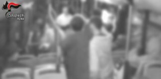 Aggressione razzista su un bus a Roma, misure cautelari per 4 giovani