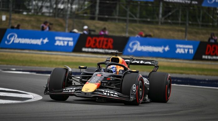 Pole Verstappen a Silverstone davanti a Piastri, Ferrari in terza fila