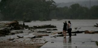 Alluvione in Texas, i morti salgono a 68 tra cui 21 bambini. Trump firma la dichiarazione di disastro