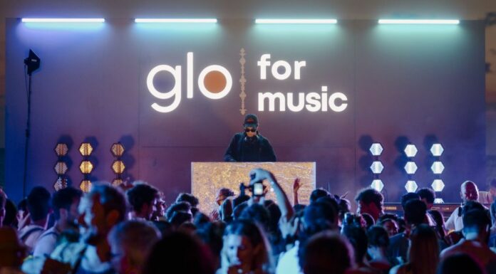 “glo for music”, a Fregene esibizione live a sorpresa di Tananai