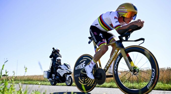 Evenepoel domina la crono al Tour, Pogacar in maglia gialla