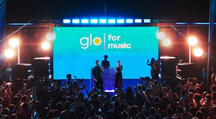 “glo for music”, a Napoli esibizione live a sorpresa dei Coma Cose