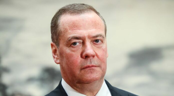 Medvedev “Ultimatum Trump? Teatrale”