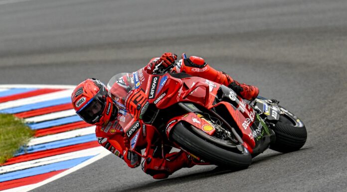 Marc Marquez vince la sprint di Brno, Bastianini sul podio