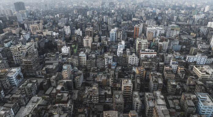 Bangladesh, aereo militare precipita su una scuola a Dacca