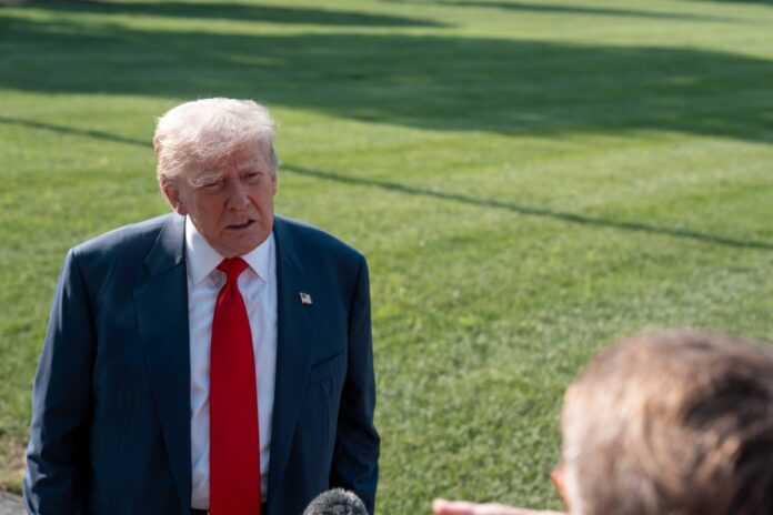 Washington, il presidente Trump lascia la Casa Bianca e parte per la Scozia