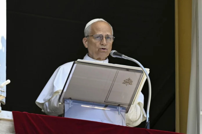 Roma, Papa Leone XIV si rivolge alla folla dalla finestra del palazzo apostolico che si affaccia su Piazza San Pietro durante la preghiera dell'Angelus in Vaticano