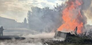 Autocisterna Gpl va fuori strada ed esplode, morto l’autista