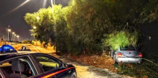 Automobilista ubriaco fugge all’alt dei Carabinieri nel cagliaritano, poi si schianta contro un albero