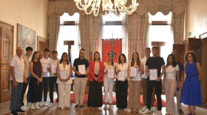 Venezia, Damiano riceve otto diplomati con lode “Inseguite le vostre passioni”