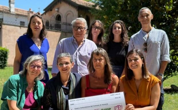Venezia, Uisp consegna il ricavato della “Corsa Rosa” al Centro antiviolenza del Comune