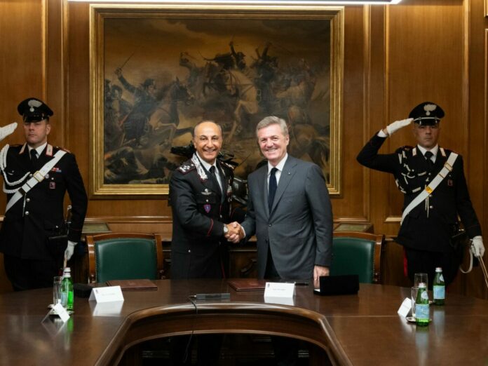 Firma Accordo con Arma