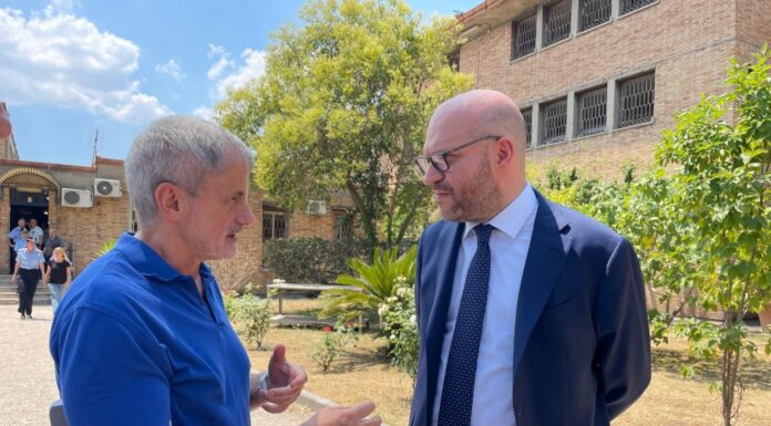 Fontana visita il carcere di Rebibbia “Grato alla polizia penitenziaria” / Video