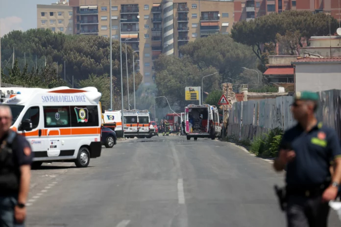 Roma, esplosione Distributore di benzina villa gordiani, gente in strada, pompieri in azione