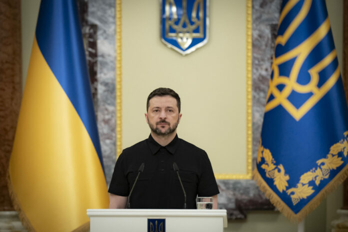 Ucraina, il presidente Zelensky incontra i veterani della marina per consegnare loro i riconoscimenti statali