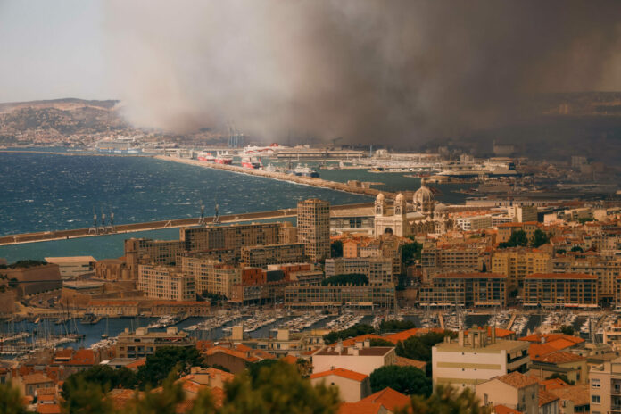Massive Wildfire Reaches Northern Marseille, City Shrouded in Smoke