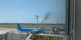 Incendio nel campo nomadi di via Toffetti a Milano, alta colonna di fumo