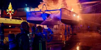 Incendio in un cantiere nautico ad Olbia, a fuoco un catamarano