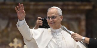 Il Papa a sorpresa a San Pietro tra i giovani del Giubileo “Siete il sale della terra”