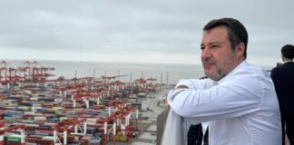 Salvini in visita al porto dei record di Shanghai Yangshan