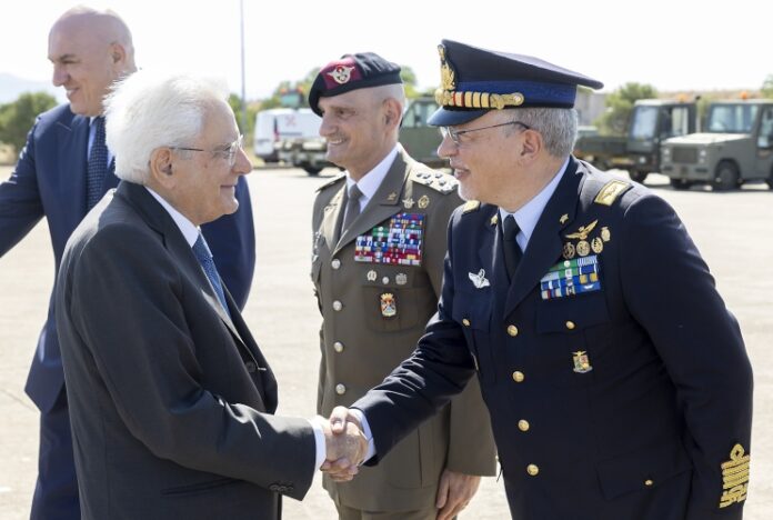 Sergio Mattarella accolto dal Generale Antonio Conserva