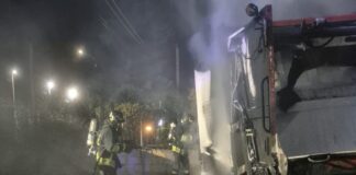 In fiamme un autocompattatore nel ragusano, intervento dei Vigili del Fuoco