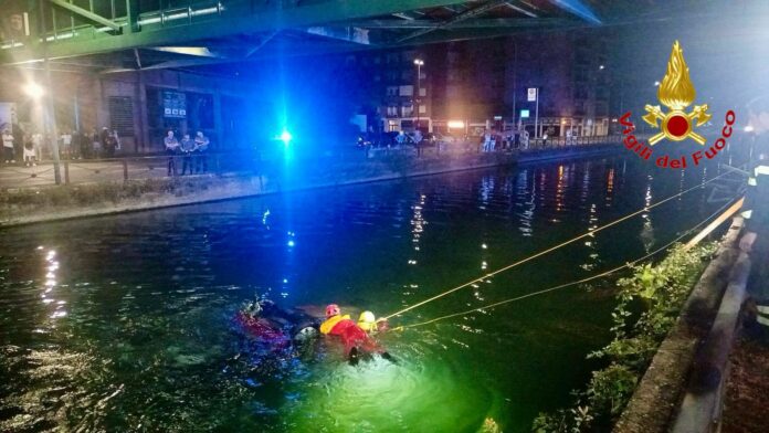 Auto dentro le acque del Naviglio