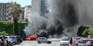 Palermo, auto si incendia ed esplode in pieno giorno