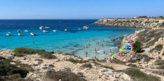 Nuota nelle spiagge della Sicilia e delle isole Egadi e scopri i gioielli naturali nelle vicinanze scogliera Cala Azzurra