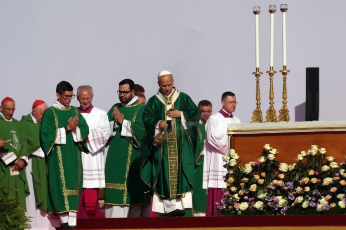 Religion: Santa Messa e Angelus presieduta da Papa Leone XIV