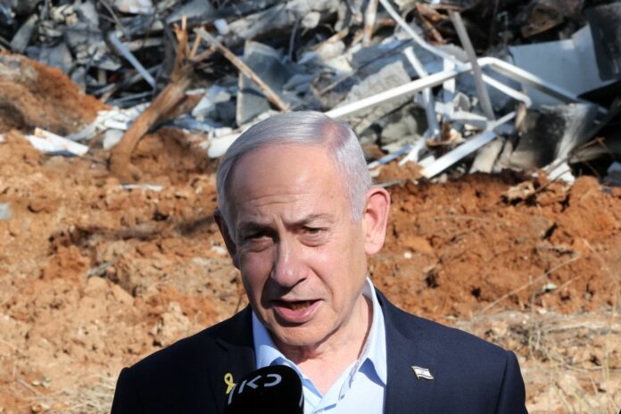 Guerra Israele-Iran: Benjamin Netanyahu visita le rovine dopo gli attacchi iraniani
