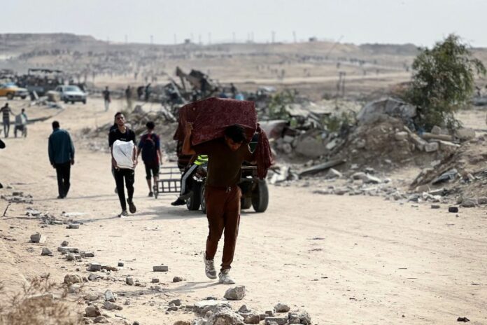 Conflitto israelo- palestinese: Striscia di Gaza, palestinesi sfollati si riversano in un punto di distribuzione degli aiuti allestito nel corridoio di Netzarim