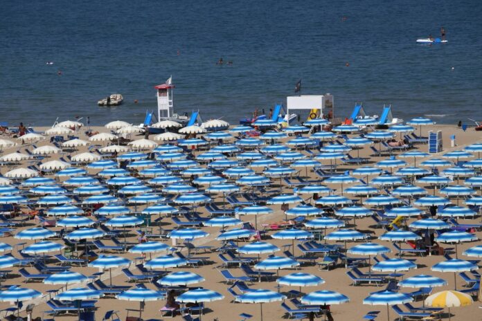 RIMINI - RIMINI. PANORAMICA DELLA SPIAGGIA CON GLI OMBRELLONI