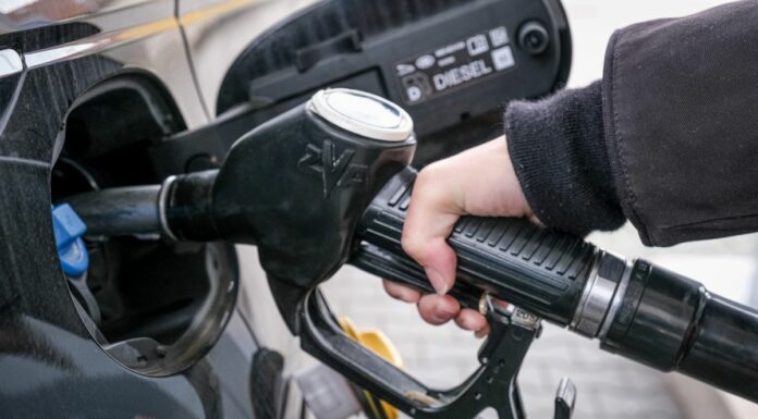 Carburanti, Mimit “Prezzi ai minimi dall’estate 2021”