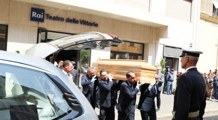 Baudo, chiusa la camera ardente al Teatro delle Vittorie