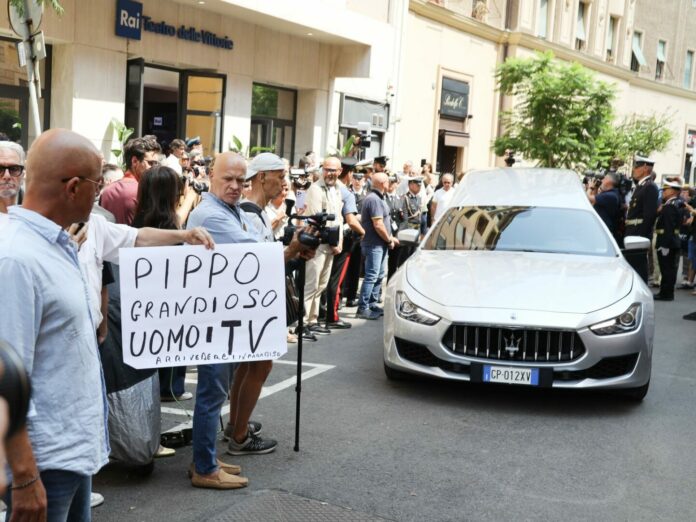 Roma, morto Pippo Baudo, La Camera Ardente al Teatro delle Vittorie - L'uscita del feretro tra le lacrime di Simone Annicchiarico e Tiziana Baudo