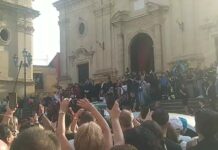 In migliaia a Militello per l’ultimo applauso a Pippo Baudo