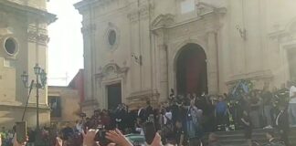 In migliaia a Militello per l’ultimo applauso a Pippo Baudo
