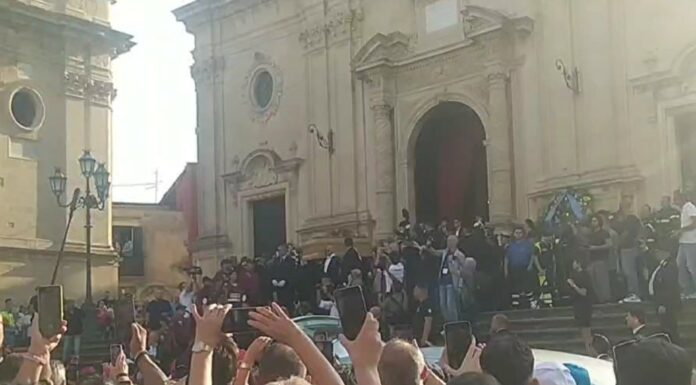 In migliaia a Militello per l’ultimo applauso a Pippo Baudo