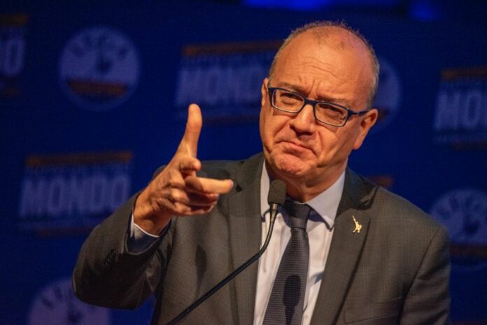 Napoli, Città della Scienza: Manifestanti antifascisti tentano di forzare la zona rossa vicino alla convention della Lega.