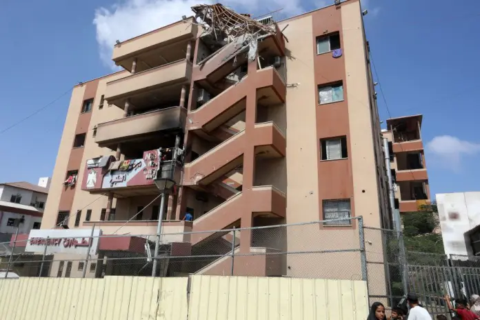 Conflitto israelo - palestinese: almeno 20 morti - tra cui cinque giornalisti - dopo il raid di Israele sull'ospedale di Khan Younis