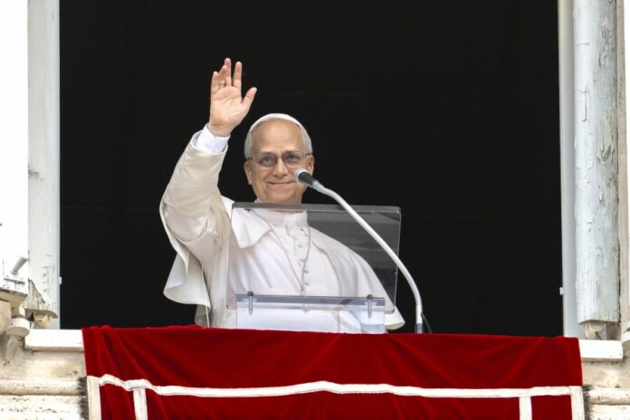 Roma, Papa Leone XIV durante la sua prima preghiera Reginal Caeli dalla loggia centrale principale della basilica di San Pietro in Vaticano.