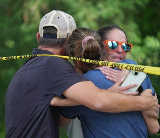 Spari in una scuola cattolica a Minneapolis, uccisi 2 bambini