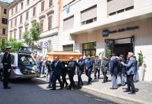 Chiusa la camera ardente per Pippo Baudo, applausi della folla all’uscita del feretro. Domani i funerali nella sua Sicilia / Video