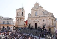 L’ultimo saluto a Pippo Baudo, commozione e un fiume di gente ai funerali a Militello / Video